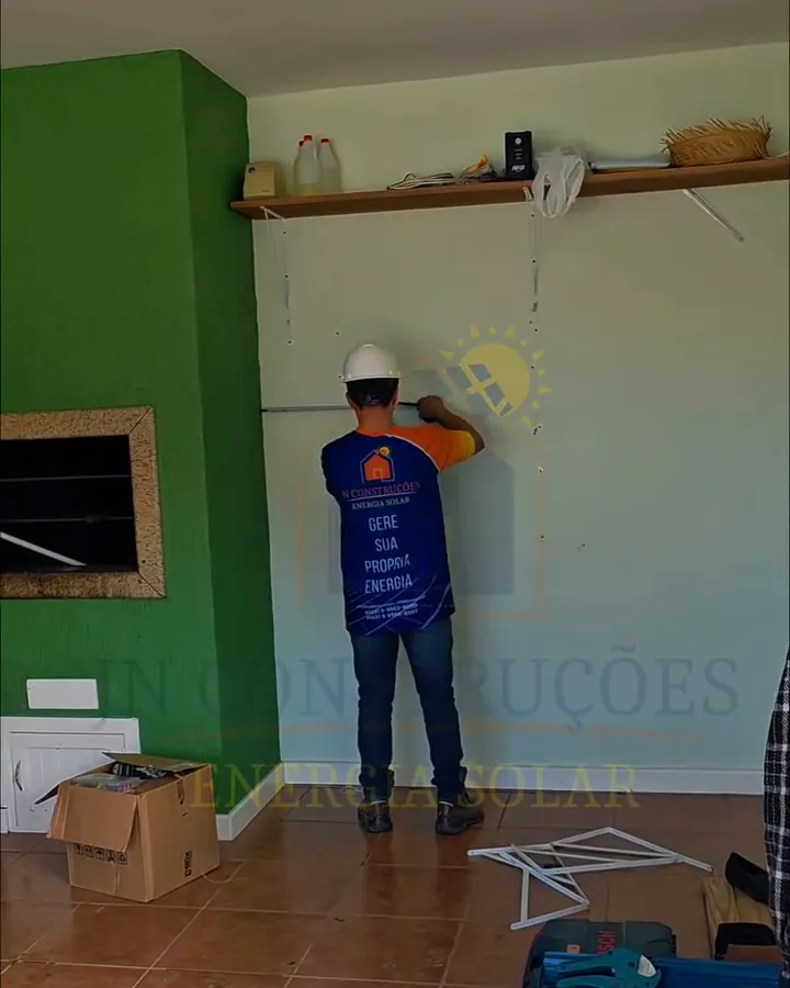 Equipe da JN trabalhando dentro de uma casa em obra