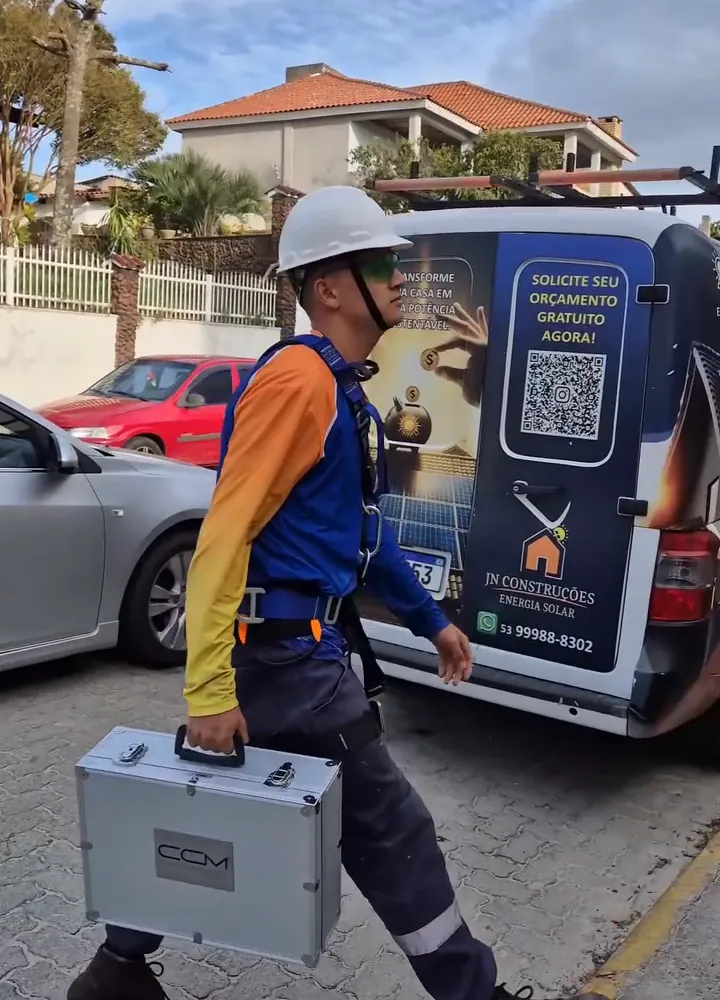 Técnico da JN chegando para a instalação